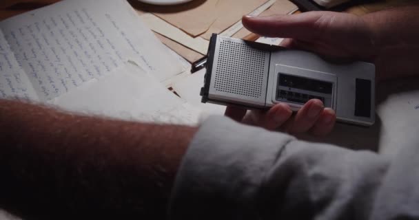 Pohled Shora Ruku Držící Magnetofon Rukou Psaný Dopis — Stock video