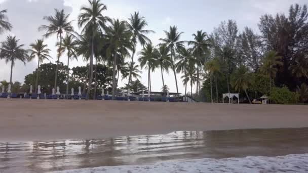 Slow Motion Pov Praia Areia Branca Com Onda Mar Coqueiros — Vídeo de Stock