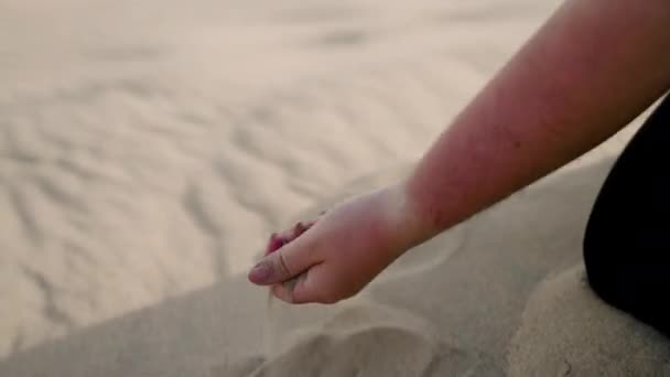 在死亡谷国家公园的沙丘上手工抓沙 — 图库视频影像