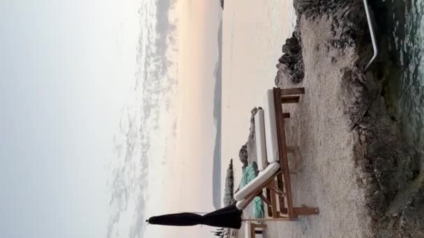 Cadeiras Estar Uma Praia Tropical Coral Beach Club Durante Pôr — Vídeo de Stock