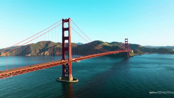 美国加利福尼亚州的金门大桥 背景为马林头颅 — 图库视频影像