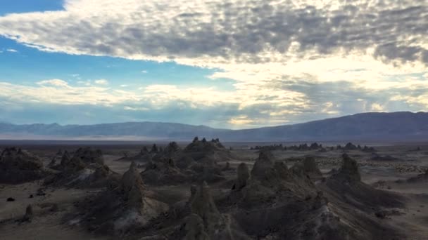 Εξωγήινο Τοπίο Της Ερήμου Στο Trona Pinnacles Της Καλιφόρνια Εναέρια — Αρχείο Βίντεο