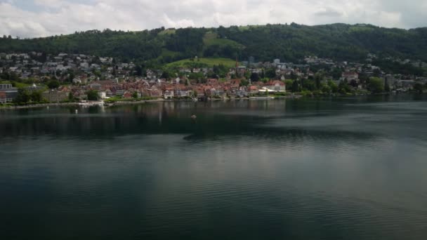 スイスのツーク湖の真ん中にあるボート — ストック動画