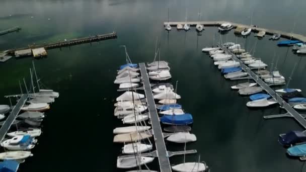 Flug Über Die Marina Des Zuger Sees Während Boot Hafen — Stockvideo