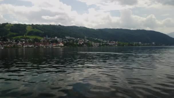ツーク湖の水の上を飛行 — ストック動画