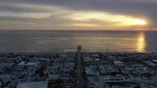 米国カリフォルニア州マンハッタンビーチの空中撮影 マンハッタンビーチ桟橋 ラウンドハウス水族館のドローン撮影は海に注目し 素晴らしい夕日 — ストック動画