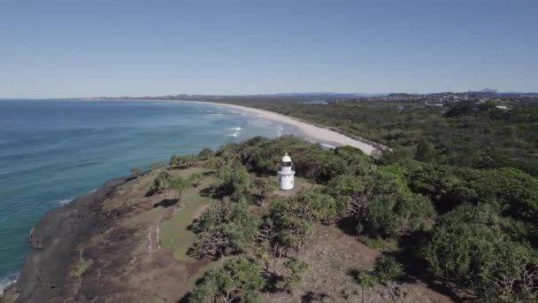 俯瞰塔斯曼海的指头灯塔的后撤重建 澳大利亚新南威尔士州的指头铜道 空中平底锅 — 图库视频影像