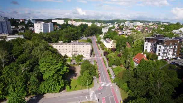 Przegląd Miejskiego Krajobrazu Gdyni Letni Dzień Puszystymi Chmurami Niebie Dzielnicy — Wideo stockowe