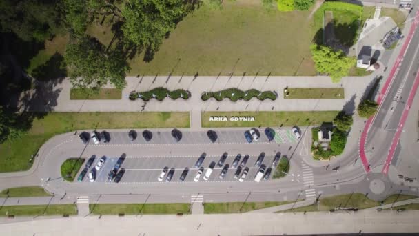 Wejście Arki Gdynia Publicznym Parkingiem Dla Wielu Samochodów Przy Nadmorskim — Wideo stockowe