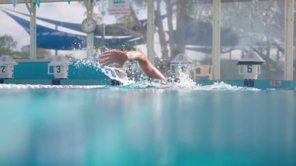 Powolny Ruch Zbliżenie Powierzchni Wody Profesjonalnego Pływaka Freestyle Czapce Robi — Wideo stockowe