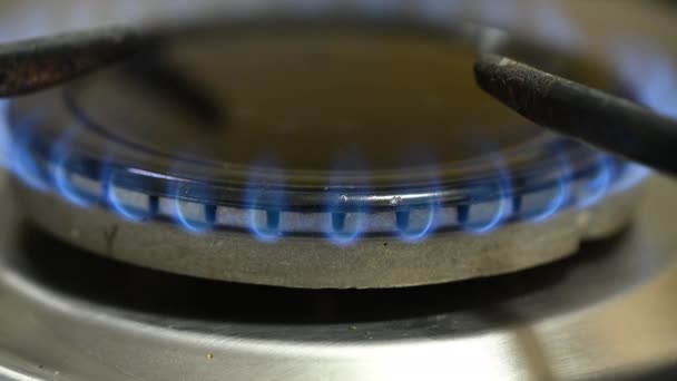 家庭用キッチンの調理器具で燃焼ガスバーナーのクローズアップ — ストック動画