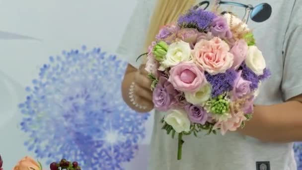 Woman Preparing Bouquet Flowers Event — Stock Video