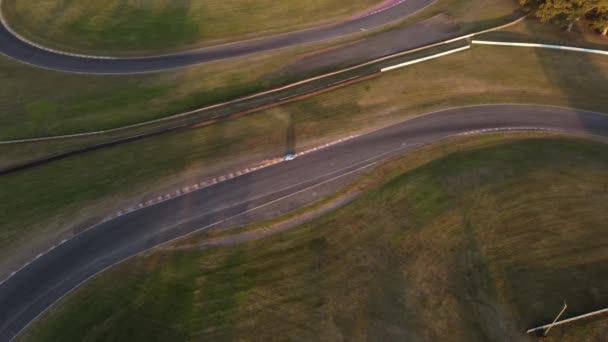 Vista Aérea Arriba Hacia Abajo Los Coches Carreras Alrededor Esquina — Vídeos de Stock