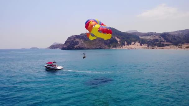 Parasailing Touristen Fallschirm Hinter Dem Schnellboot Tsambika Beach Griechenland Antenne — Stockvideo