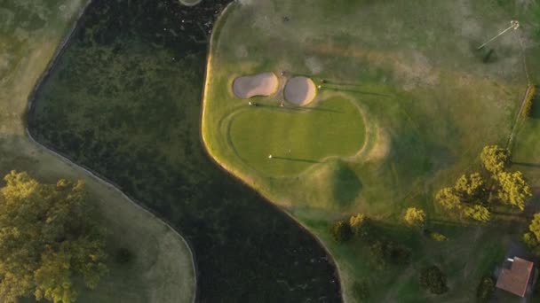 Golf Sahasındaki Golfçüler Gün Batımında Yeşil Yukarıdan Aşağıya Hava Manzaralı — Stok video
