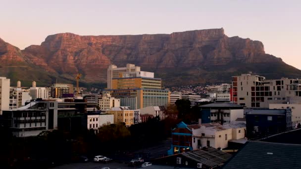 Flat Topped Table Mountain Brillando Atardecer Eleva Sobre Ciudad Del — Vídeo de stock