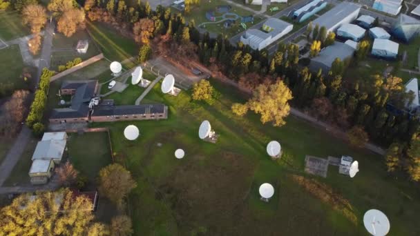 Vue Aérienne Des Antennes Paraboliques Dans Champ Vert Coucher Soleil — Video