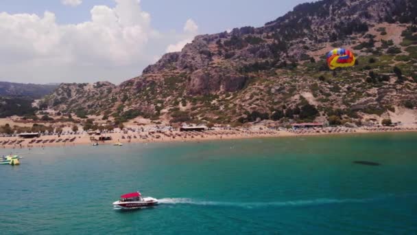 Paraskiing Vacationist Ride Canopy Připojeno Speedboat Crusing Blue Sea Poblíž — Stock video