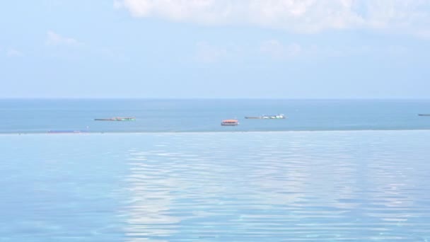 从一望无际的度假胜地边缘池边眺望大海 标题空间 — 图库视频影像