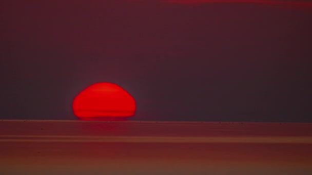 Den Orangefärgade Solen Doppar Bortom Havets Horisont Vid Solnedgången Tiden — Stockvideo