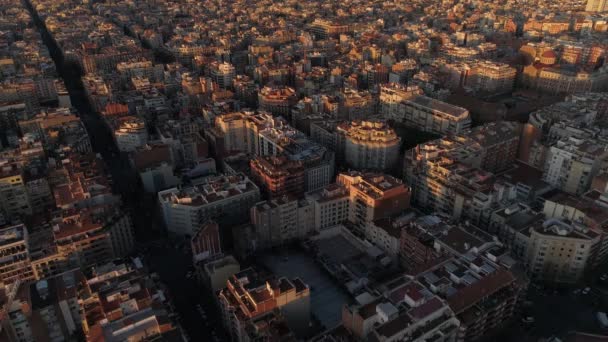 Latanie Nad Typowymi Kwadratowymi Budynkami Barcelonie Hiszpania — Wideo stockowe