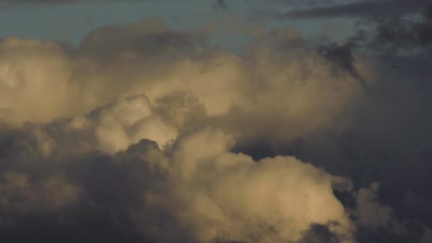 Timelapse Van Regenwolken Rollend Blauwe Hemel — Stockvideo