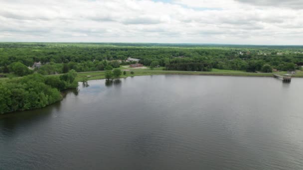 Veduta Panoramica Aerea Del Lago Del Paesaggio Forestale Sul Lato — Video Stock