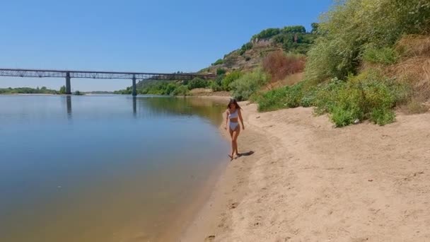 Uma Menina Caminhando Pelo Mar Rio Tejo Com Ponte São — Vídeo de Stock