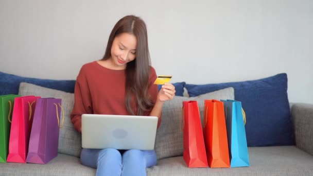Красива Щаслива Екзотична Жінка Покупки Онлайн Купівля Продуктів Кредитною Карткою — стокове відео