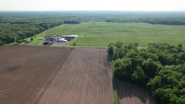 Vista Aérea Paisagem Rural Terras Agrícolas Com Moinho Dia Ensolarado — Vídeo de Stock