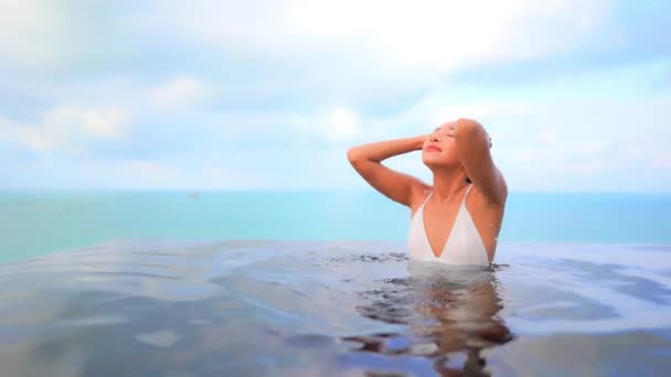 Piękna Egzotyczna Modelka Basenie Nieskończoności Tropical Resort Touching Wet Hair — Wideo stockowe