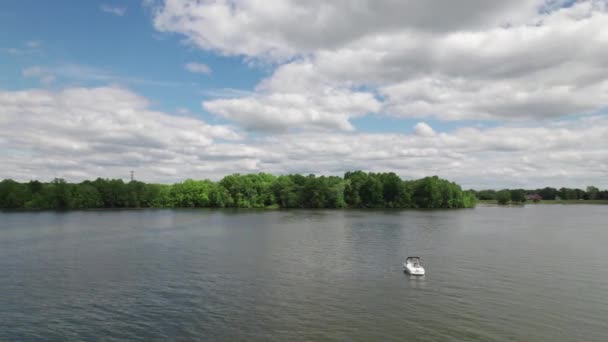 Gölün Kenarında Yeşil Ağaçlar 360 Derece Manzaralı Bir Teknenin Panaroma — Stok video