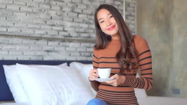 Vacker Ung Asiatisk Kvinna Innehav Cup Med Morgonkaffe Eller Och — Stockvideo
