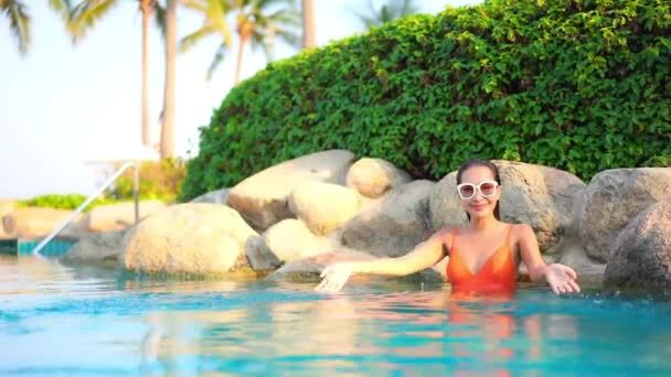 Feliz Islander Feminino Exótico Divertindo Piscina Caribe Resort Câmera Lenta — Vídeo de Stock