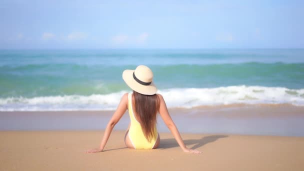 Back Lonely Woman Maiô Sentado Areia Praia Tropical Frente Ondas — Vídeo de Stock