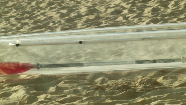 ボラカイの白い砂浜でスタンバイしているクリスタルカヤック — ストック動画