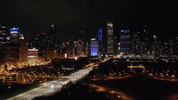 Kręcenie Filmu Chicago Skyline Nocy Lot Lotniczy Nad Parkiem Ulicą — Wideo stockowe