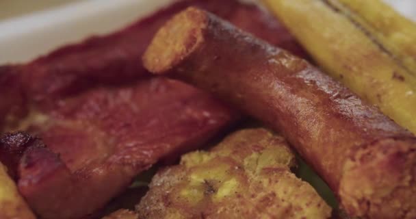 Plano Detalle Plato Peruano Selva Patacones Con Cecina Chorizo — Stock Video