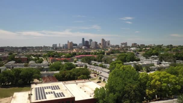 Kansas City Missouri Skyline Weite Aufnahme Mit Nachbarschaft Drohne Video — Stockvideo