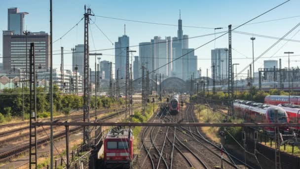 Frankfurt Skyline Med Tåglinjer Mot Hbf Centralstationen Solig Dag Tiden — Stockvideo