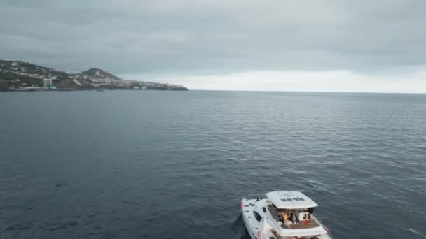 Katamaran Żeglarstwo Oceanie Atlantyckim Kierunku Miasta Funchal Maderze Portugalia Pochmurny — Wideo stockowe