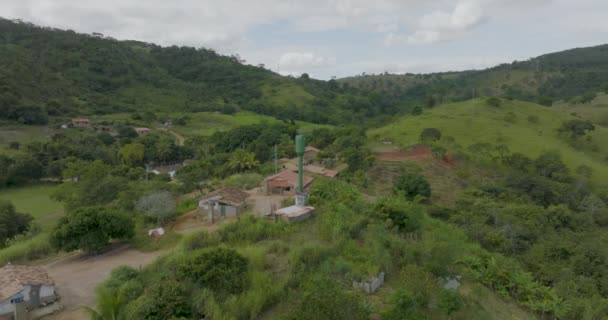 Luchtnadering Huis Het Braziliaanse Platteland Met Metalen Waterreservoir — Stockvideo