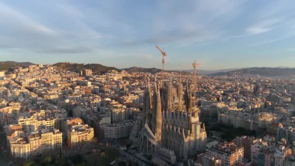 Sagrada Familia Μητρόπολη Και Την Πόλη Της Βαρκελώνης Στο Sunrise — Αρχείο Βίντεο