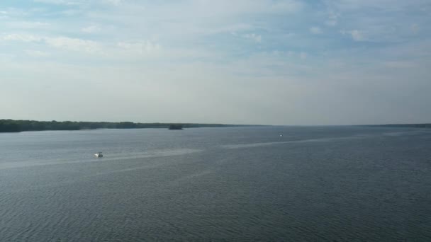 Vista Drone Barco Lago Dia Ensolarado Brilhante — Vídeo de Stock