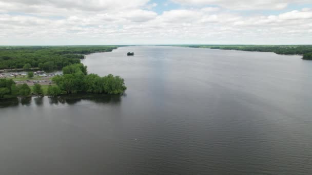 Dron Pohled Jezero Stromy Břehu Jezera Jasnou Modrou Oblohou — Stock video