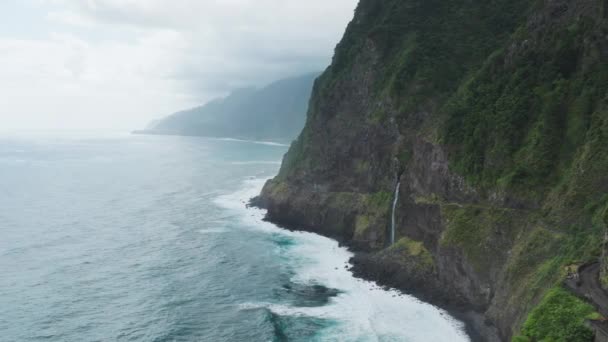 Vodopád Miradouro Noiva Vlnami Zřícení Pobřeží Ostrově Madeira Portugalsko Anténa — Stock video