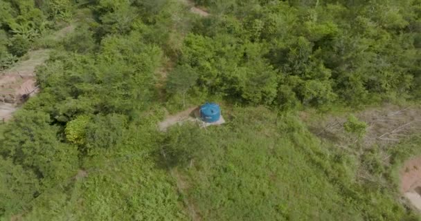 Vzdušné Létání Pozpátku Cisterny Odhaluje Domy Výstavbě Venkovské Vesnici — Stock video