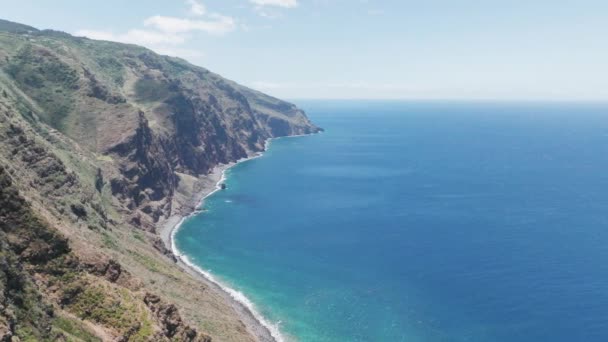 島海岸線とMiradouro Fio Viewpointから穏やかな青い海Ponta Pargo ポルトガル スライダー — ストック動画
