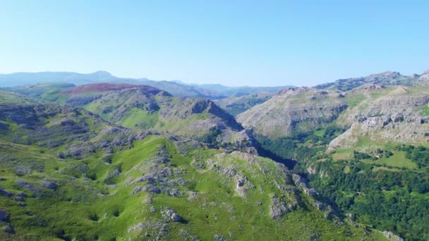 Foto Aérea Impresionante Montaña Cantabria España Bosque Verde Rocas Día — Vídeos de Stock