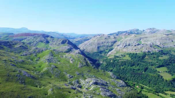 Foto Aérea Impresionante Montaña Cantabria España Bosque Verde Rocas Día — Vídeo de stock